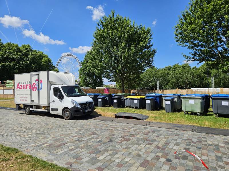Bac à déchets cartons restaurant à Biganos avec solution de compactage intégrée à l’offre de location